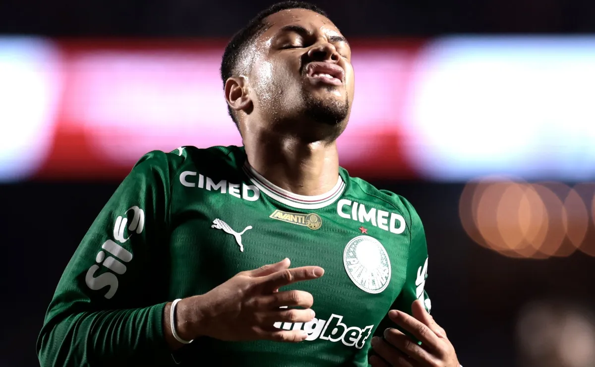 Vitor Roque perde grande chance em primeiro tempo truncado de Palmeiras x Cerro Porteño