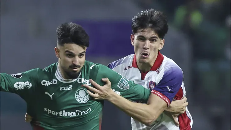Flaco López em ação contra o Cerro no Nubank Arena.