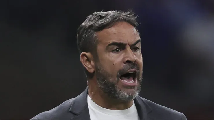 Artur Jorge gesticulando no jogo contra o Fla, em Belo Horizonte.