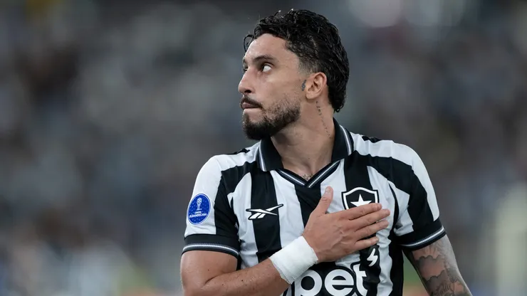 Alex Telles é titular no Botafogo. Foto: Jorge Rodrigues/AGIF