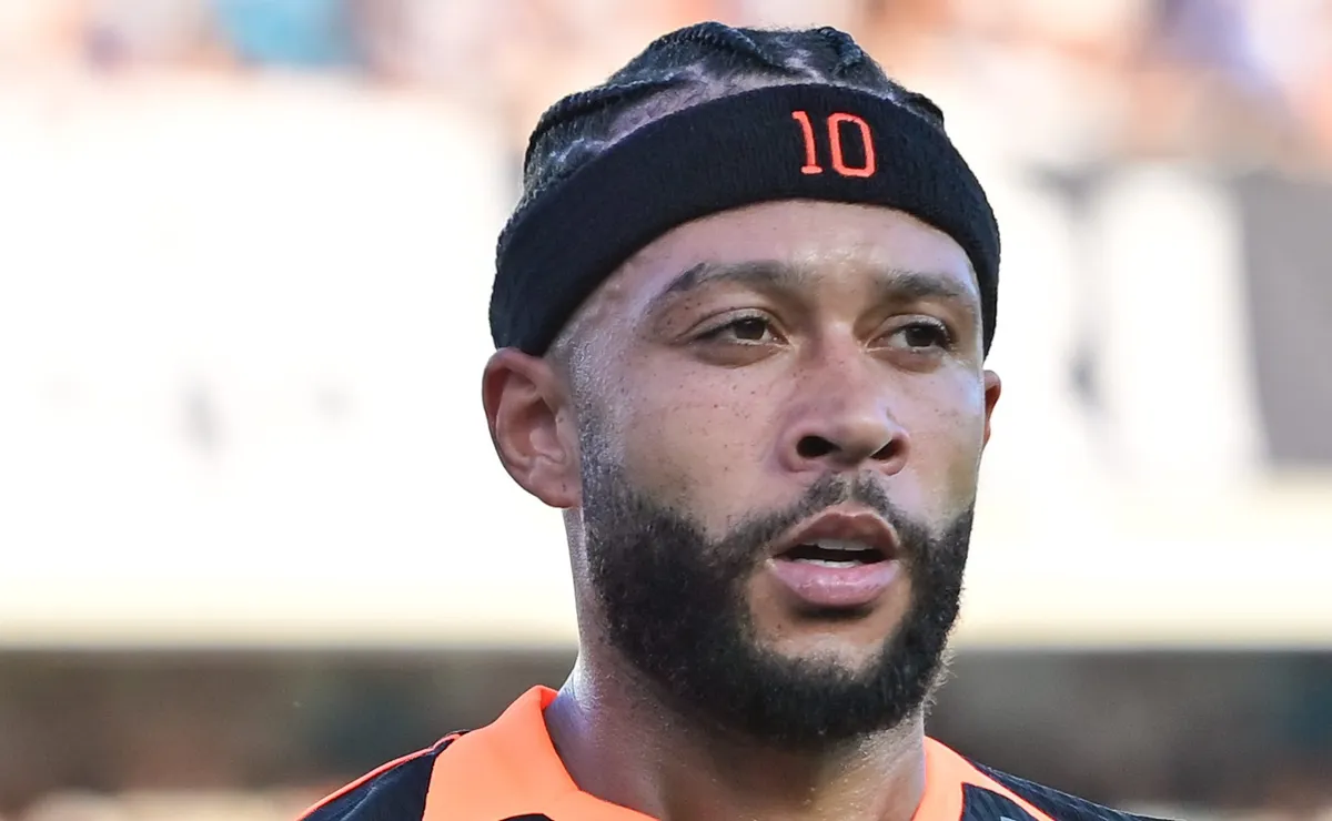 Análise: Santos acerta ao descartar contratação de Depay e investir no atacante seria uma loucura