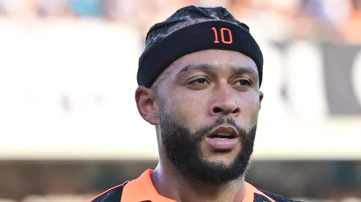 Memphis Depay em campo na Vila Belmiro.