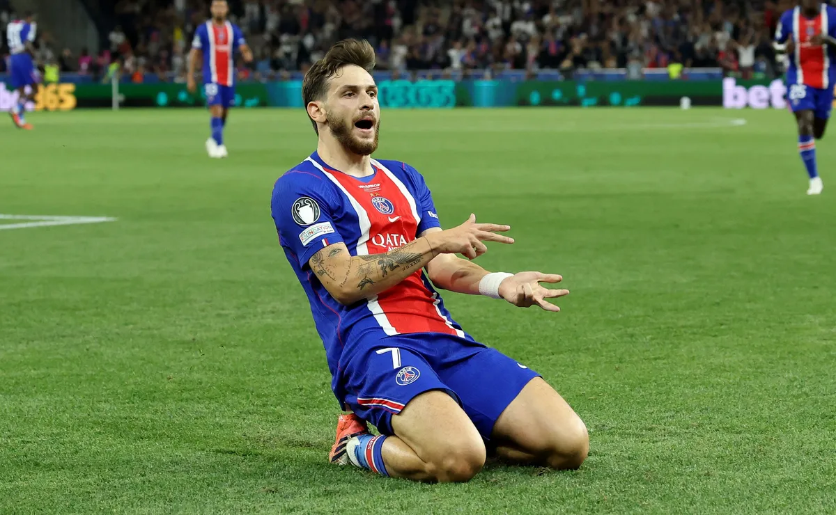 Kvaratskhelia chega a nove títulos pelo PSG em apenas 1 ano e meio no clube
