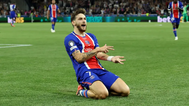 Kvaratskhelia comemora seu gol na Supercopa da Europa. Foto: Alexander Hassenstein/Getty Images