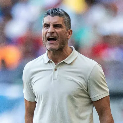 Pedro Emanuel tem 4 desfalques em Vasco x Olímpia