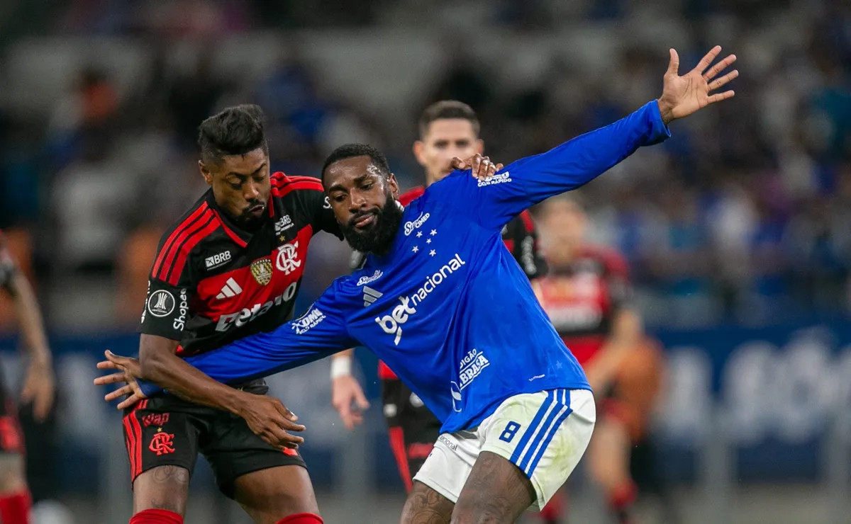Câmeras flagram momento de Gerson com Bruno Henrique e Jorginho após Cruzeiro x Flamengo