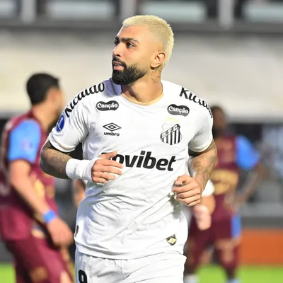 Gabigol marca 100º gol e Santos vira sobre Macará na Sula