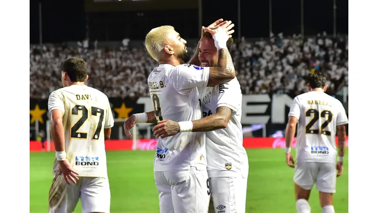 SP - SANTOS - 13/08/2026 - COPA SUL-AMERICANA 2026, SANTOS X MACARA - Gabriel Barbosa jogador do Santos comemora seu gol com Neymar jogador da sua equipe durante partida contra o Macara no estadio Vila Belmiro pelo campeonato Copa Sul-Americana 2026. Foto: Jota Erre/AGIF