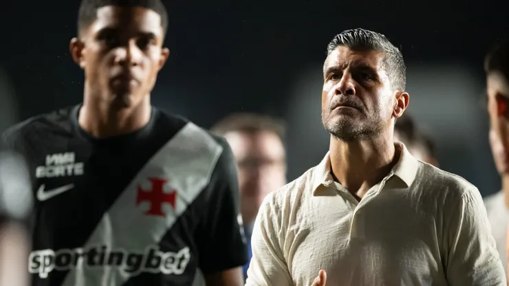 Português Pedro Emanuel viu time do Vasco despediçar chances claras de gol contra o Olimpia
