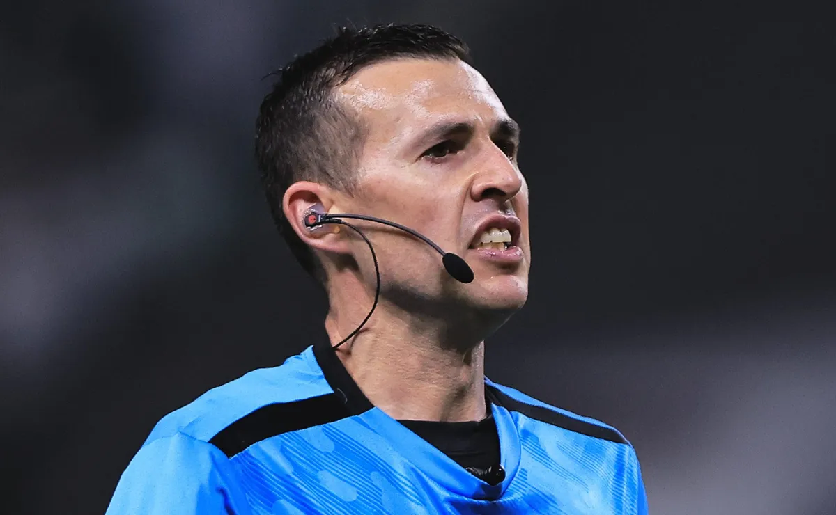 Árbitro Andrés Matonte não marca pênalti em Rosario Central x Corinthians mesmo com revisão no VAR