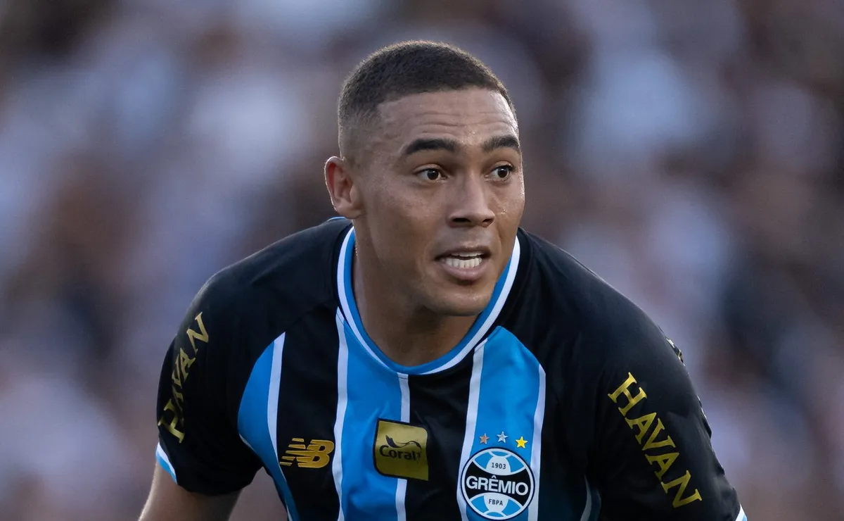 Grêmio enfrenta impasse para renovar com Carlos Vinicius e Palmeiras monitora situação do artilheiro