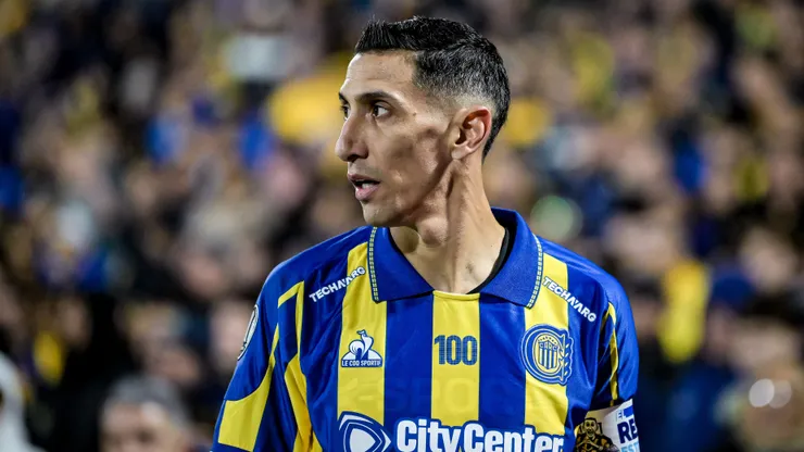 Angel Di Maria of Rosario Central looks on during a CONMEBOL Copa Libertadores 2026 Round of 16 First Leg match between Rosario Central and Corinthians at Estadio Gigante de Arroyito on August 13, 2026 in Rosario, Argentina.