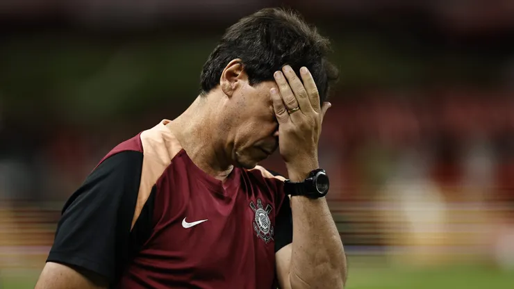 Fernando Diniz tem dificuldades para mexer no time durante os jogos.