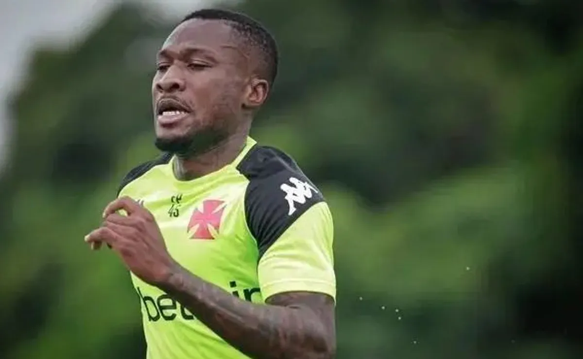 Loide Augusto reaparece no CT, mas Pedro Emanuel mantém angolano fora dos planos do Vasco