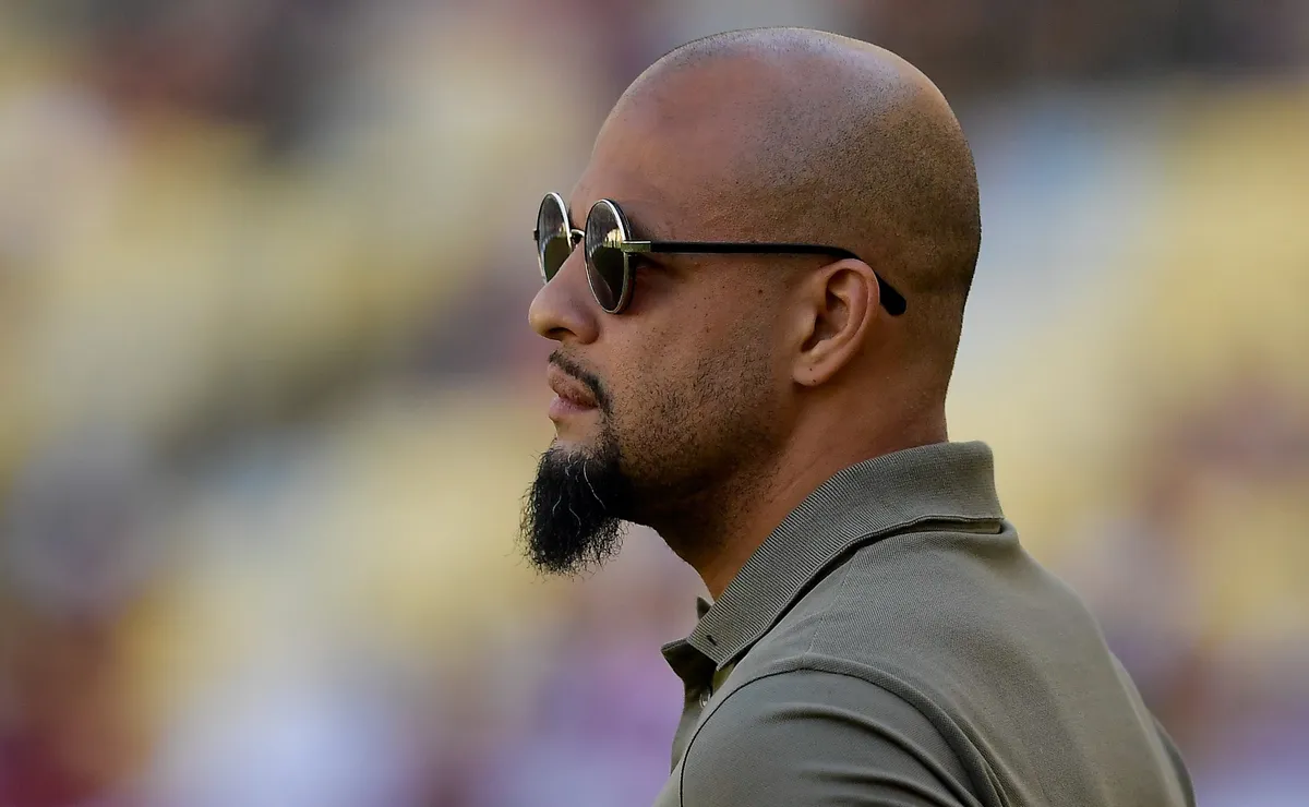 Felipe Melo se manifesta sobre assumir comando do Fluminense e nega contato com a diretoria