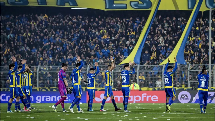ROSARIO, ARGENTINA - AUGUST 13: Players of Rosario Central greet the fans prior to a CONMEBOL Copa Libertadores 2026 Round of 16 First Leg match between Rosario Central and Corinthians at Estadio Gigante de Arroyito on August 13, 2026 in Rosario, Argentina. (Photo by Marcelo Endelli/Getty Images)
