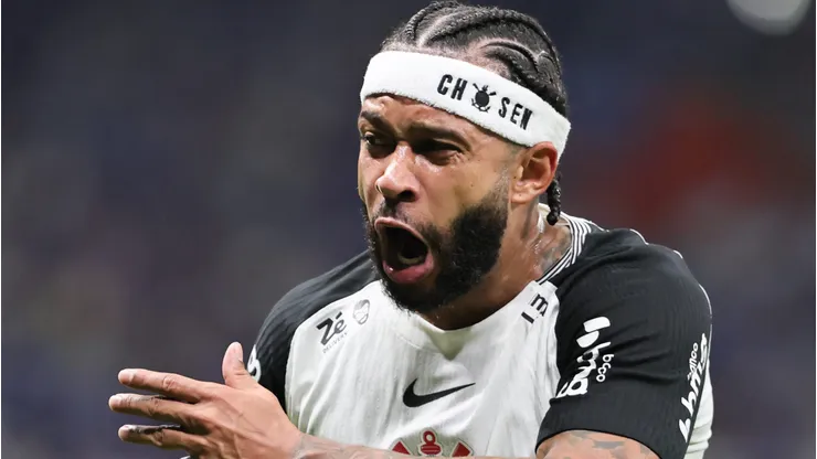 MG - BELO HORIZONTE - 10/12/2025 - COPA DO BRASIL 2025, CRUZEIRO X CORINTHIANS - Memphis Depay jogador do Corinthians comemora seu gol durante partida contra o Cruzeiro no estadio Mineirao pelo campeonato Copa Do Brasil 2025. Foto: Gilson Lobo/AGIF
