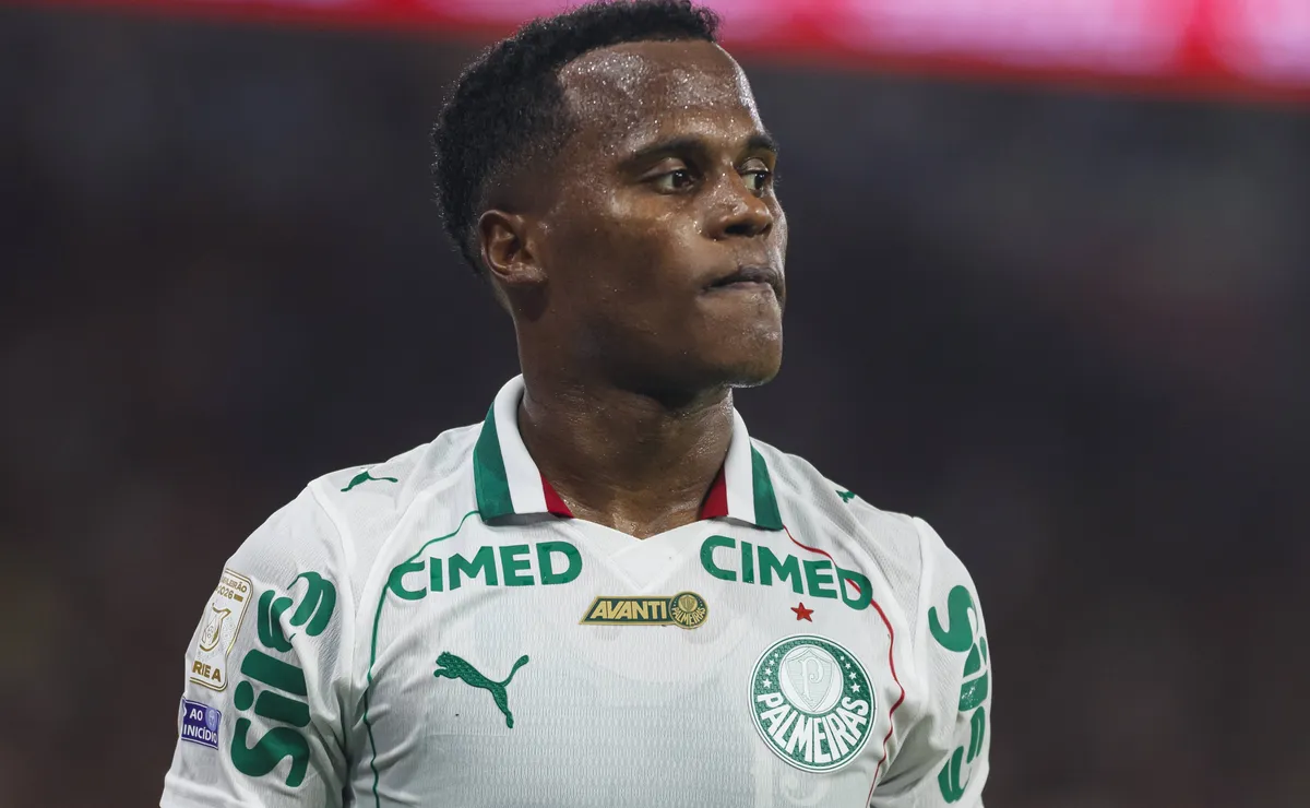Jhon Arias não tem vida fácil e é vaiado pela torcida do Fluminense no Maracanã
