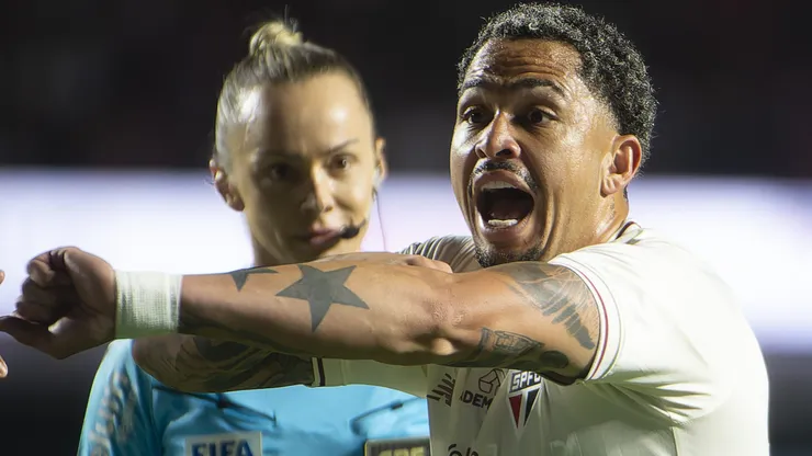 Luciano alertou companheiro no primeiro tempo.