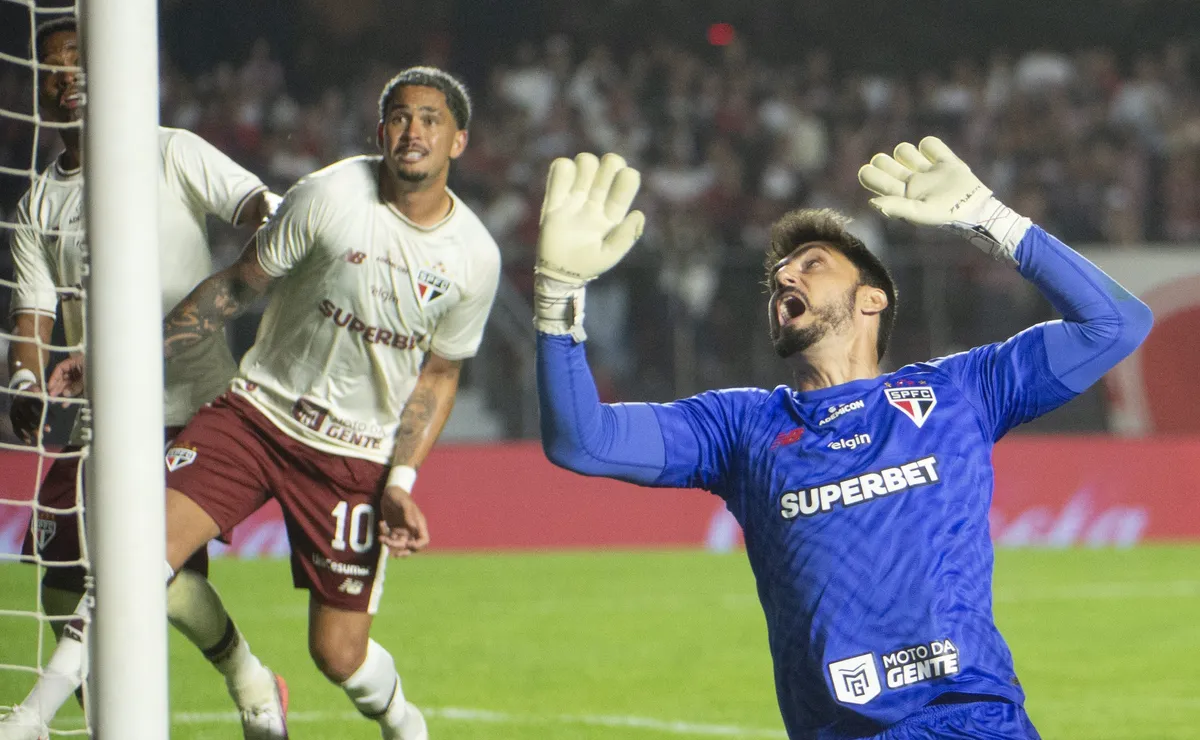 São Paulo dorme na defesa, cede empate ao Coritiba e prolonga jejum de vitórias no Brasileirão