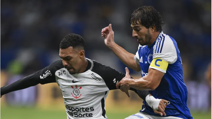 Matheuzinho em disputa de bola com Lucas Silva.