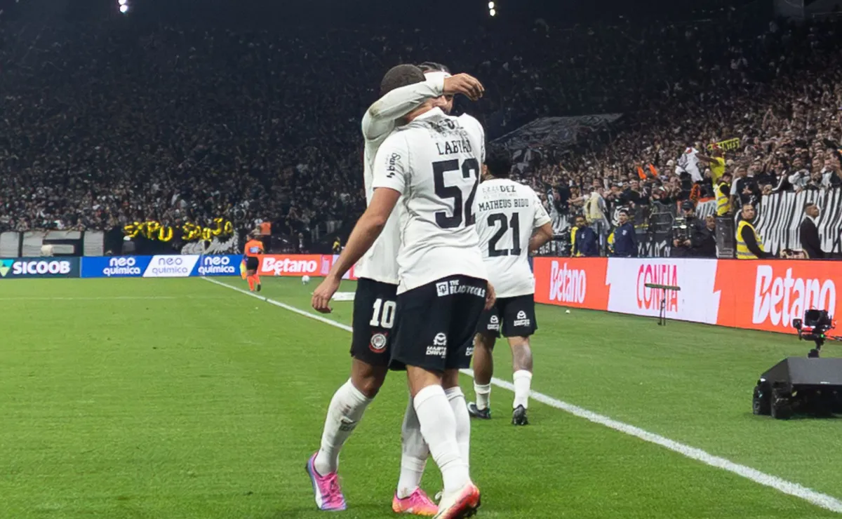 Opinião: Memphis mostra que ser Corinthians vai além do contrato e dá lição na diretoria