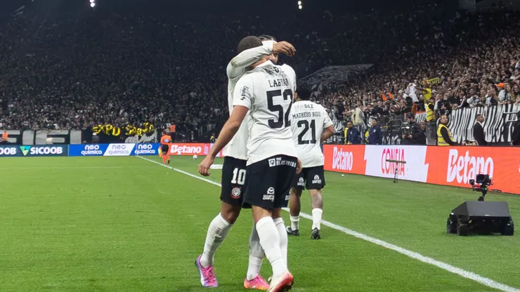 Memphis Depay e Zacaria se abraçando durante jogo do Corinthians - Foto Joisel AmaralAGIF