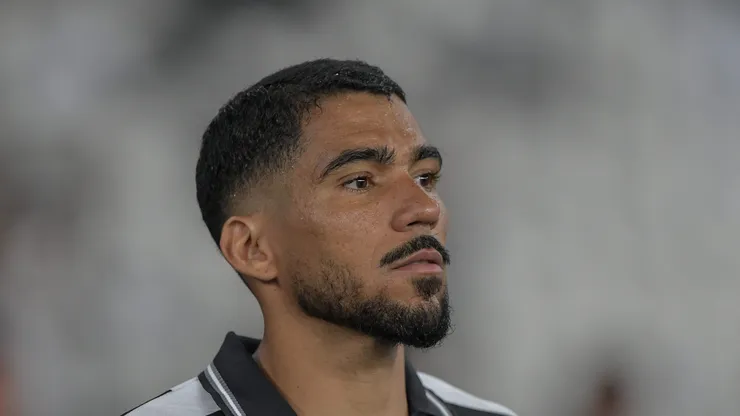 Allan em campo contra o Fluminense, no Nilton Santos.