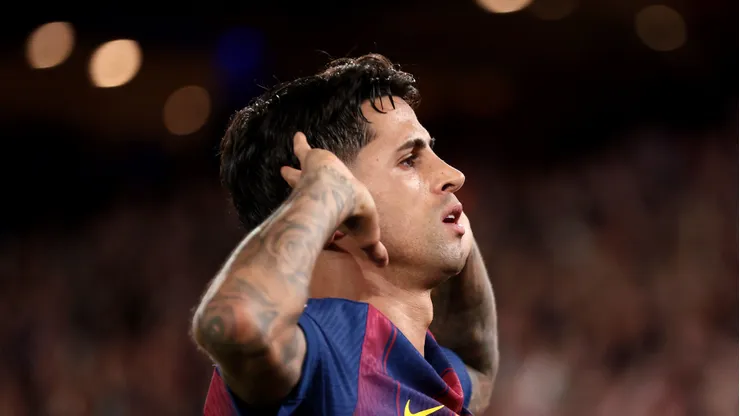 Cancelo em campo pelo Barcelona.