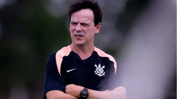 Fernando Diniz deve escalar time mesclado. Foto: Rodrigo Coca/Ag. Corinthians