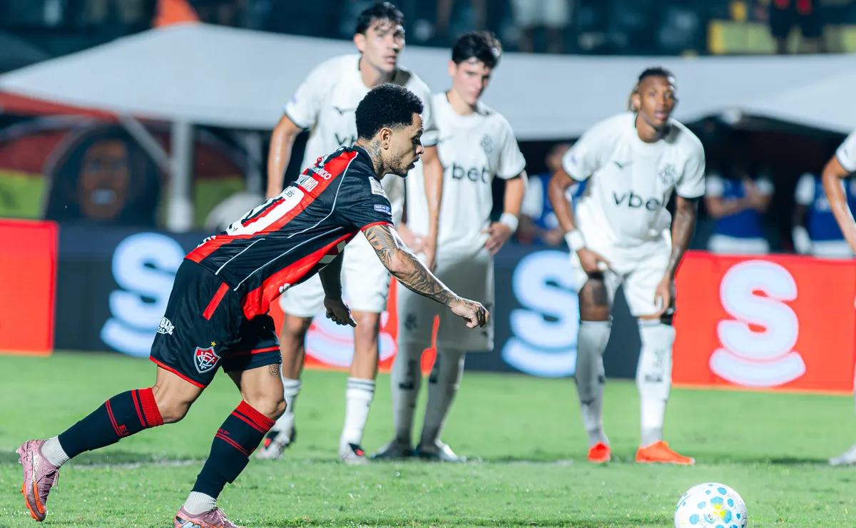 Botafogo sente o gol, não reage e perde para o Vitória por 1 a 0 pelo Brasileirão