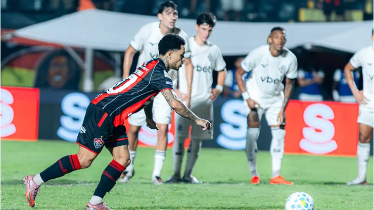 O Vitória marcou um gol de pênalti.