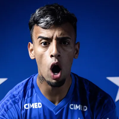 Lucho estreia com assistência e Cruzeiro vence Corinthians
