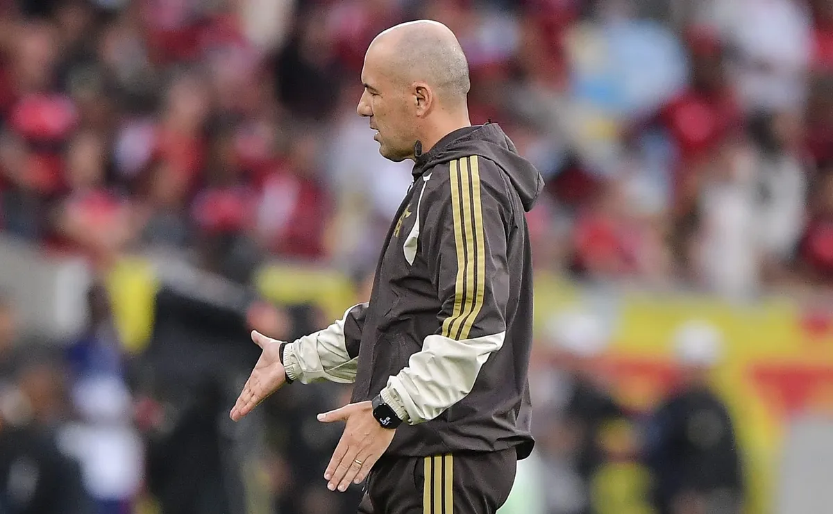 Leonardo Jardim não ameniza para arbitragem e critica não expulsão após goleada do Flamengo