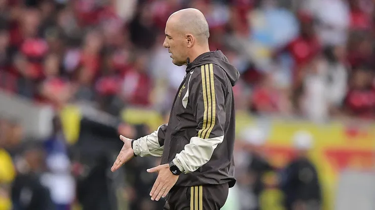 RJ - RIO DE JANEIRO - 03/05/2026 - BRASILEIRO A 2026, FLAMENGO X VASCO - Leonardo Jardim tecnico do Flamengo durante partida contra o Vasco no estadio Maracana pelo campeonato Brasileiro A 2026. Foto: Thiago Ribeiro/AGIF