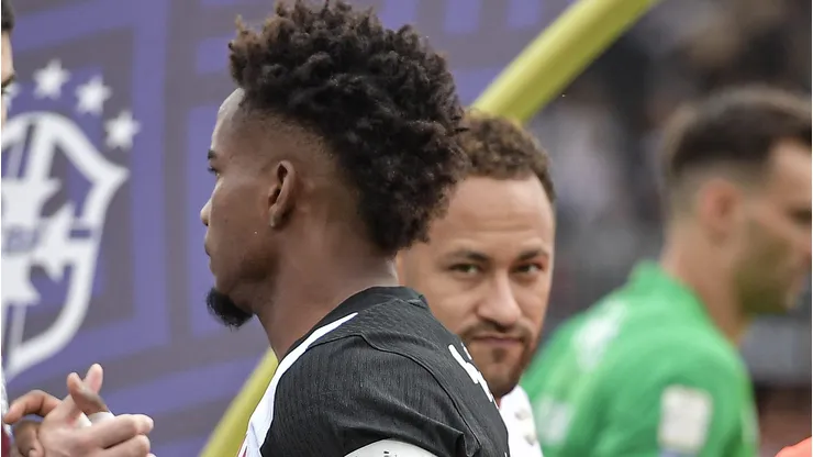 - Thiago Mendes jogador do Vasco com Neymar jogador do Santos durante partida no estádio São Januário