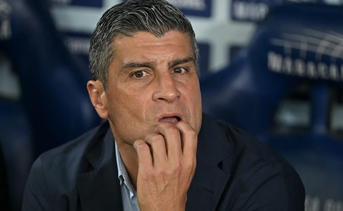 Problema tático e baque mental preocupam Pedro Emanuel após revés do Vasco