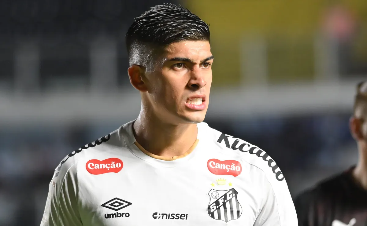 Venda de Adonis Frías para o Racing pode melar e atrapalhar chegada de dupla de reforços