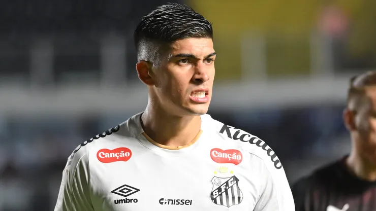 Adonis Frias jogador do Santos durante partida contra o Bragantino no estadio Vila Belmiro pelo campeonato Brasileiro A 2026