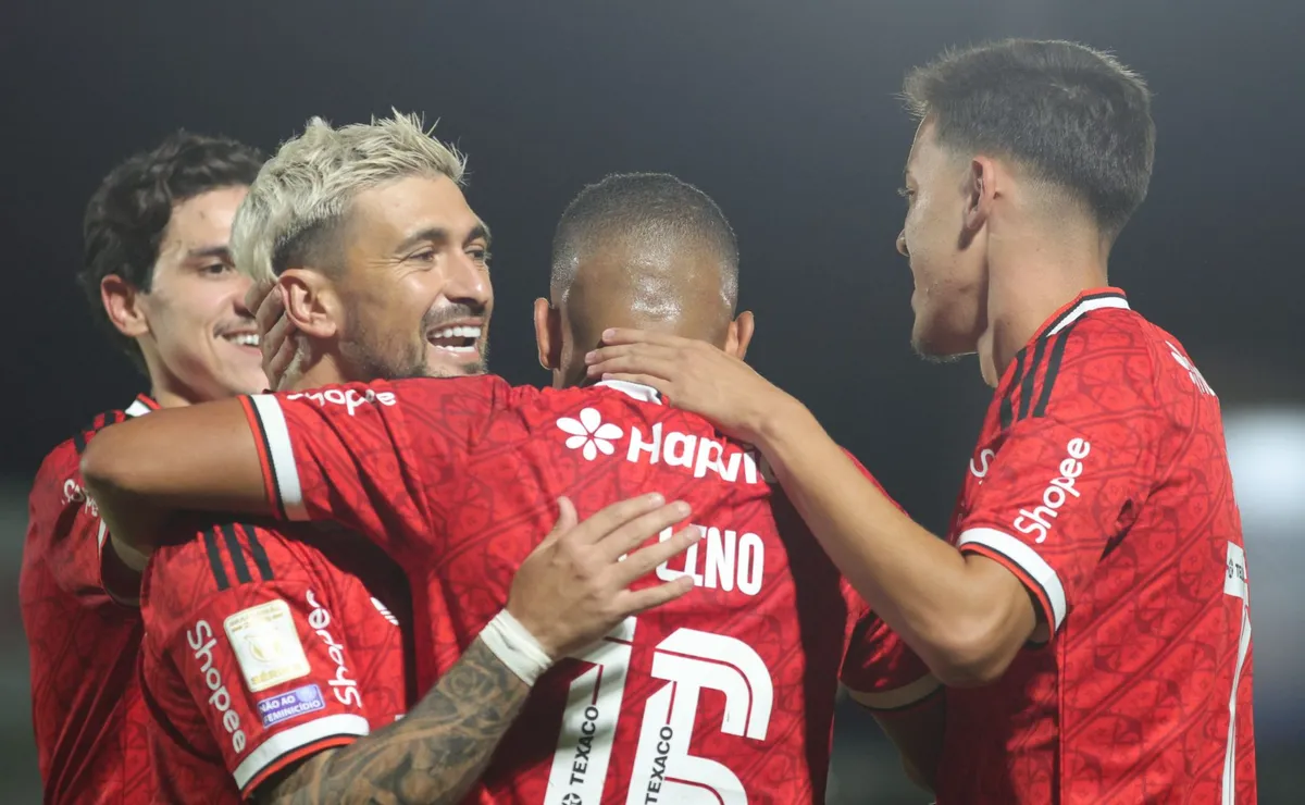 Flamengo encosta no Palmeiras e tem menor distância para liderança desde março no Brasileirão
