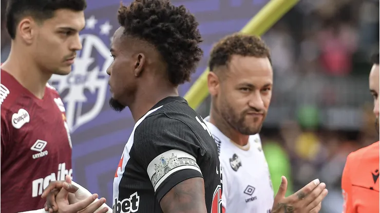 Thiago Mendes passou direto e não cumprimentou Neymar antes de Vasco x Santos