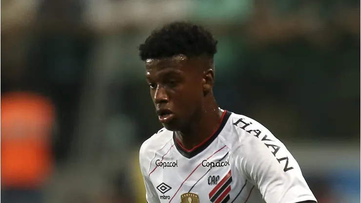John Mercado em ação com a camisa do Athletico Paranaense.