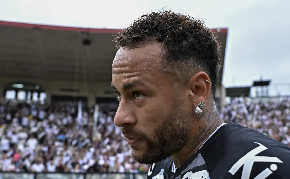 Análise: Neymar evita brigas, age como líder e muda ambiente do Santos para sair do Z-4