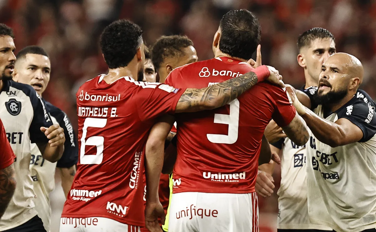 Maripán se irrita após Picco chutar a bola em Bruno Henrique durante Internacional X Remo