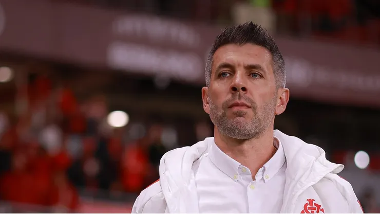Pezzolano durante partida do Inter no Beira-Rio.