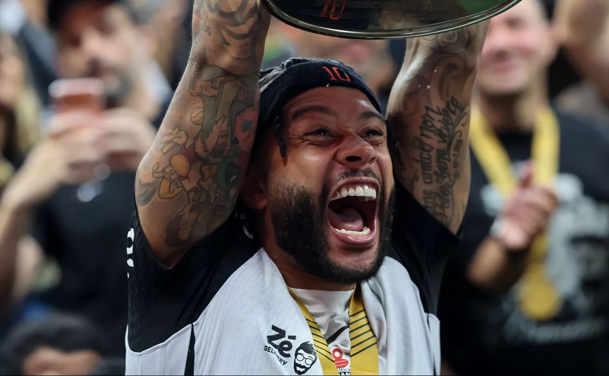 Conselho do Corinthians aprova renovação de Memphis Depay e holandês já é autorizado a comparecer no CT