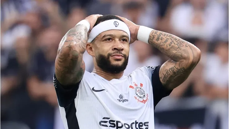 O jogador Memphis Depay em foto de arquivo atuando pelo Corinthians.