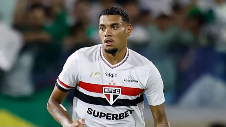 Ruan Tressoldi defendendo o Tricolor, em 2025 - (Photo by Miguel Schincariol/Getty Images)