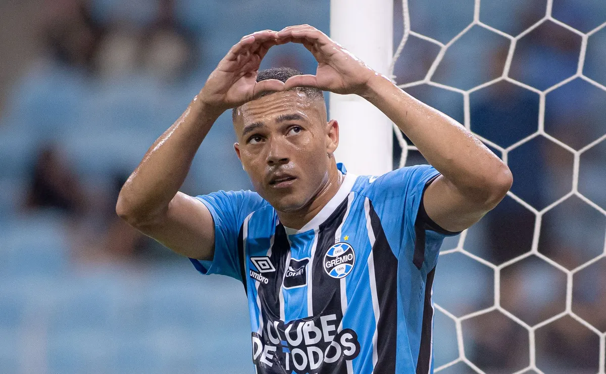 Permanência de Carlos Vinícius fica em xeque com dilema financeiro no Grêmio
