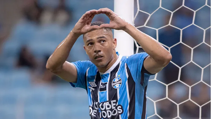 Carlos Vinícius é um desafio para a diretoria do Grêmio - Foto: Maxi Franzoi/AGIF